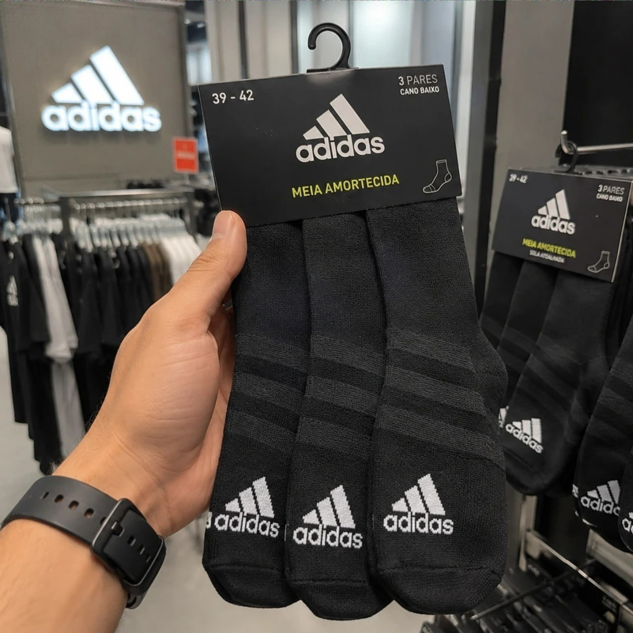 ATÉ A MEIA FICA NO PADRÃO ADIDAS