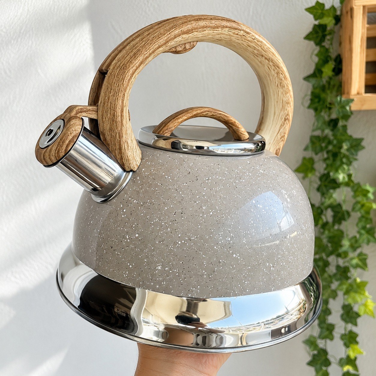 Chaleira de Apito com Indução - Brinox - Roma 2,7 litros - Cor Vanilla