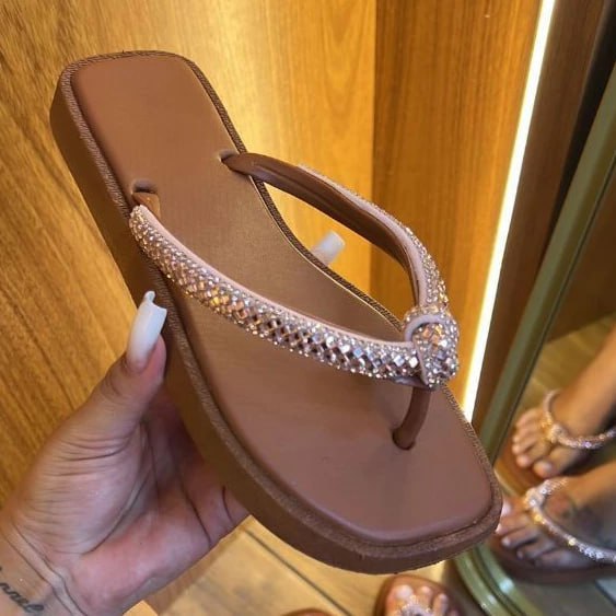 Chinelo feminino confortável de dedo com correias detalhe nó de brilho strass Luxo bico quad...