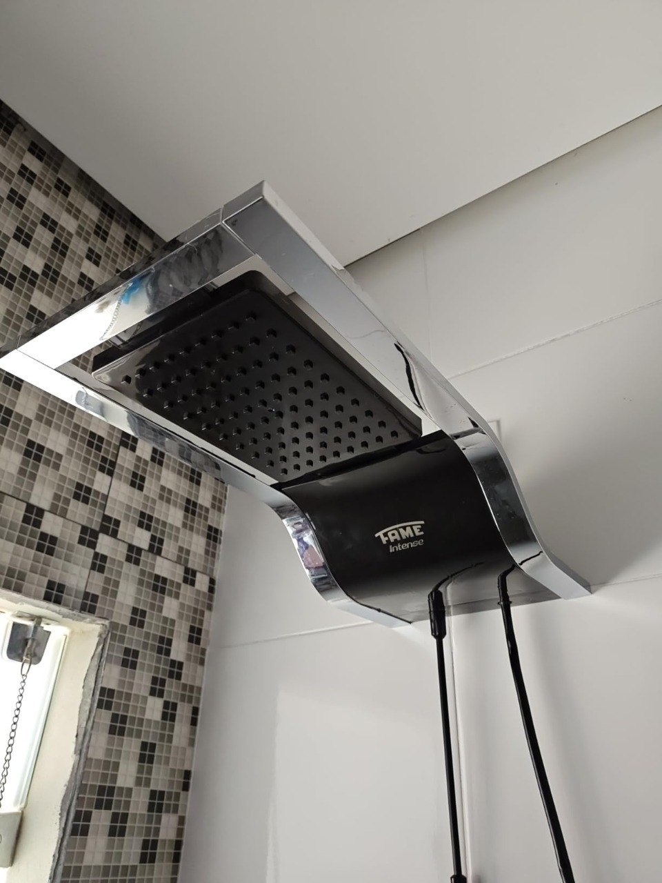 Chuveiro Eletrônico Fame Intense Black 7800W Preto/Cromado Parede