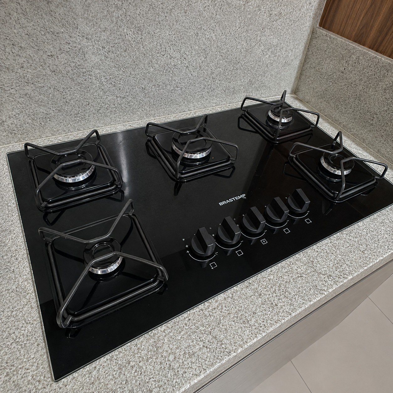 Cooktop 5 Bocas a Gás Brastemp com Grades de Ferro Aramado e Chama Simmer - BDD75BE