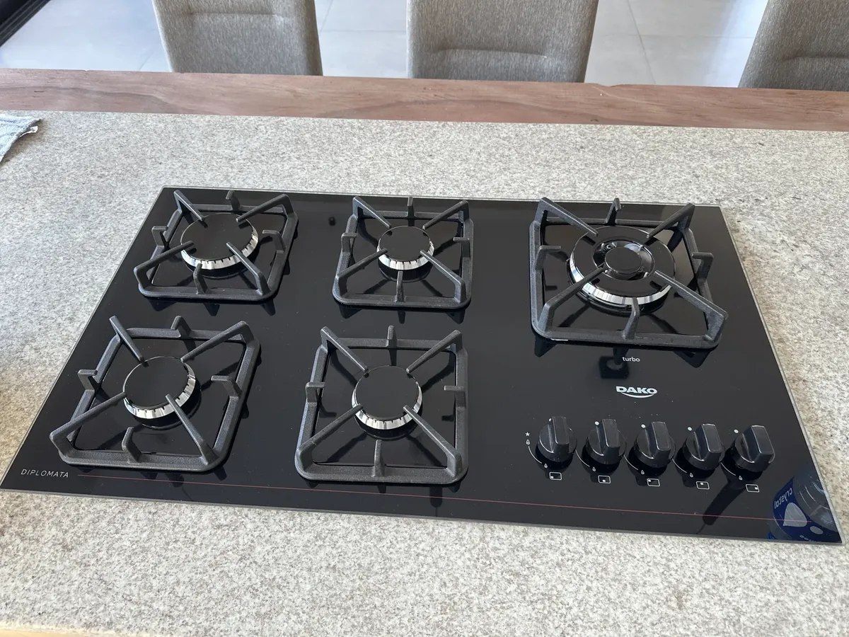 Cooktop 5 Bocas Dako Diplomata com Mesa De Vidro e Tripla Chama e Acendimento Automático A G...