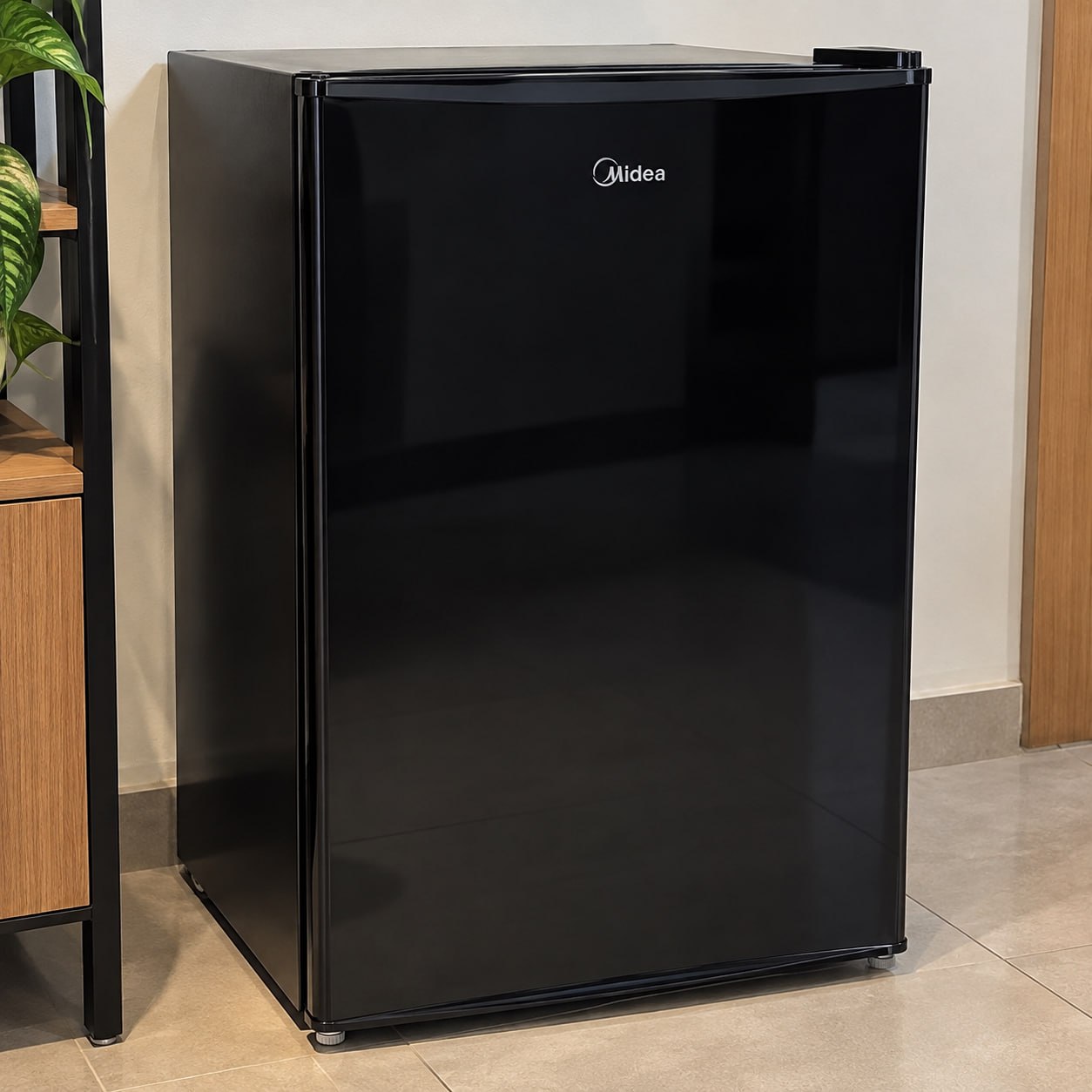Frigobar 93 Litros Black Edition Inverter Bivolt Midea