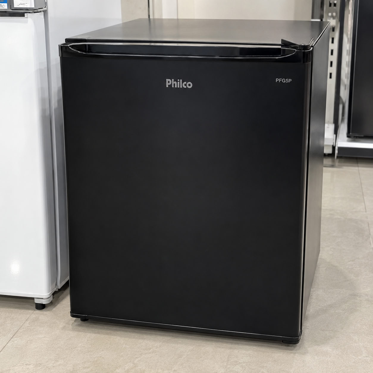 Frigobar Philco PFG5P 6 Níveis de ajustes 45L 1400W