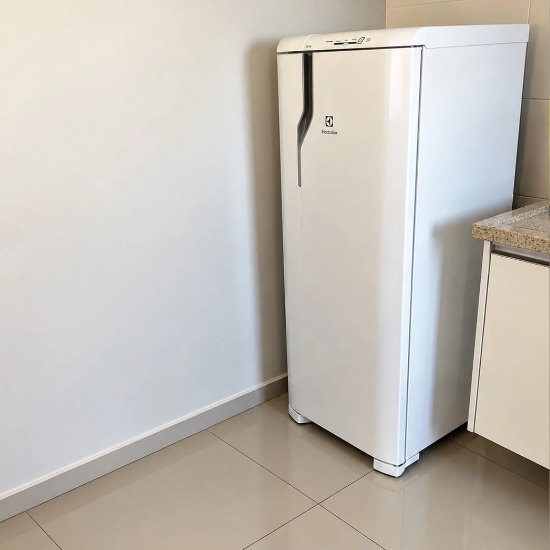 Geladeira Electrolux Cycle Defrost 240L Degelo RE31 220v*