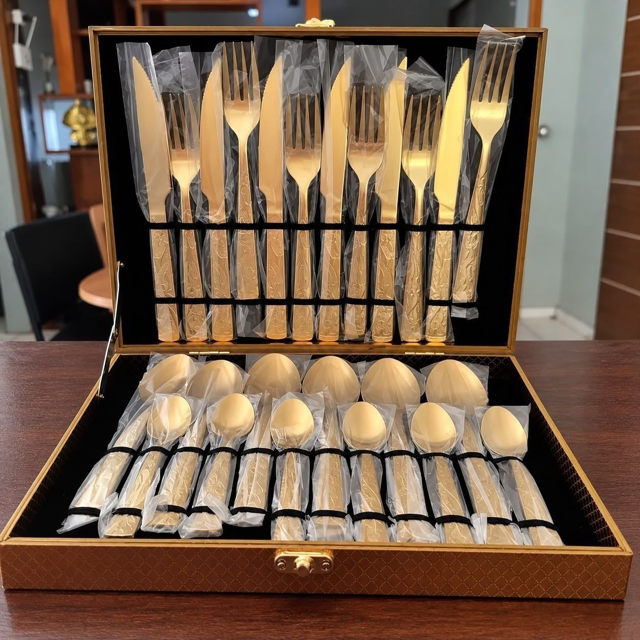 Kit Faqueiro Dourado 24pçs + Maleta Sem Estampa