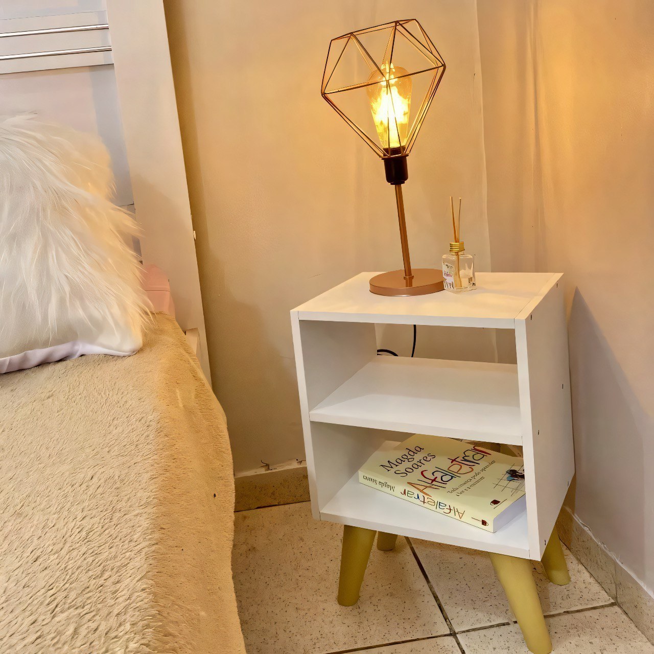 Mesa de Cabeceira Retrô Compacta com Nicho para Quarto Sala Casal ou Solteiro Palma